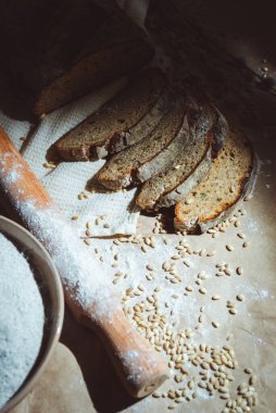 Dilimlenmiş çavdar ekmeği, fındık ve mısır gevreğiyle pişirilmiş.