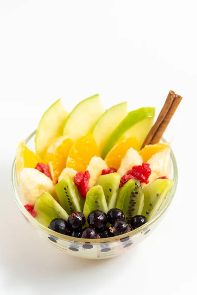Fruitsalade Een Transparante Glasplaat Een Witte Ondergrond Close Verse Fruitsalade — Stockfoto