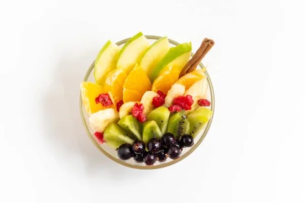 Fruitsalade Een Transparante Glasplaat Een Witte Ondergrond Close Verse Fruitsalade — Stockfoto