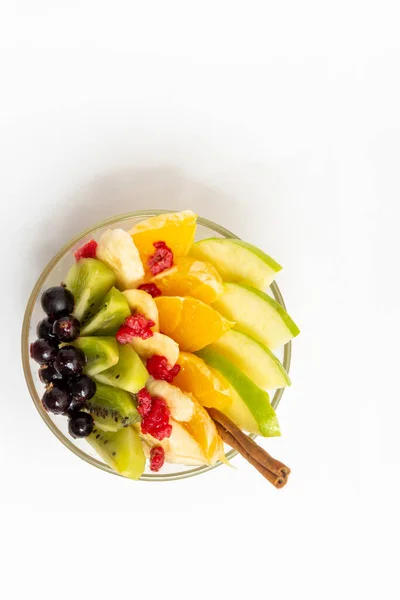 Fruitsalade Een Transparante Glasplaat Een Witte Ondergrond Close Verse Fruitsalade — Stockfoto