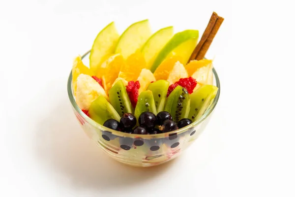 Fruitsalade Een Transparante Glasplaat Een Witte Ondergrond Close Verse Fruitsalade — Stockfoto