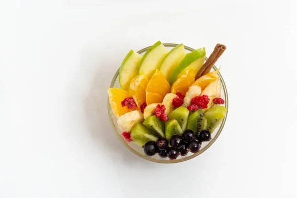 Ensalada Frutas Plato Vidrio Transparente Sobre Fondo Blanco Ensalada Fruta — Foto de Stock