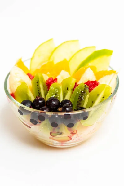 Fruitsalade Een Transparante Glasplaat Een Witte Ondergrond Close Verse Fruitsalade — Stockfoto