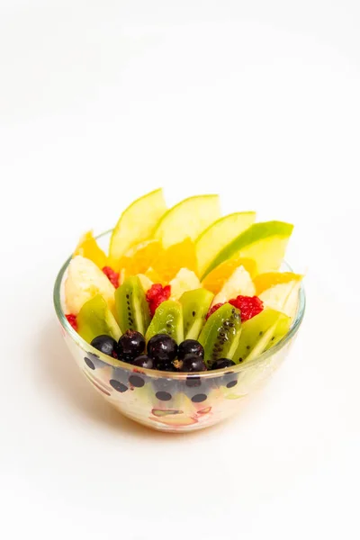 Salada Fruto Uma Chapa Vidro Transparente Contexto Branco Fechar Salada — Fotografia de Stock