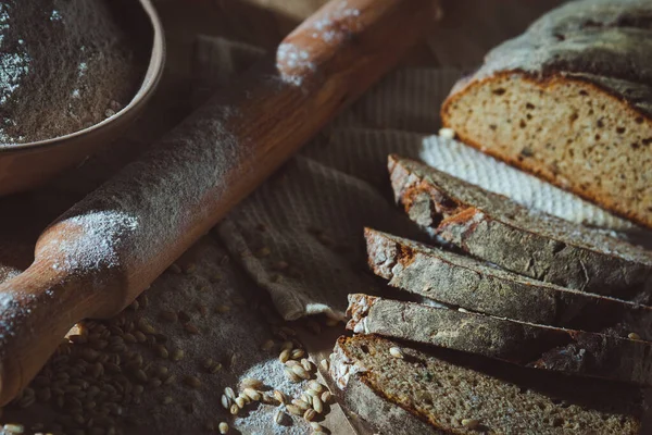 Dilimlenmiş çavdar ekmeği, fındık ve mısır gevreğiyle pişirilmiş.
