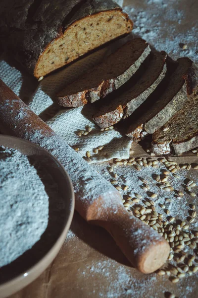 Dilimlenmiş çavdar ekmeği, fındık ve mısır gevreğiyle pişirilmiş.