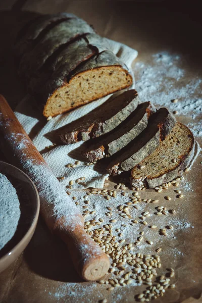 Dilimlenmiş çavdar ekmeği, fındık ve mısır gevreğiyle pişirilmiş.