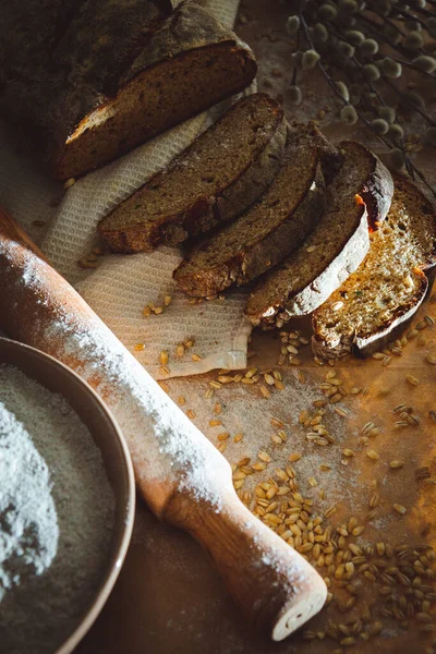 Dilimlenmiş çavdar ekmeği, fındık ve mısır gevreğiyle pişirilmiş.