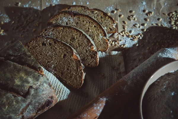 Dilimlenmiş çavdar ekmeği, fındık ve mısır gevreğiyle pişirilmiş.