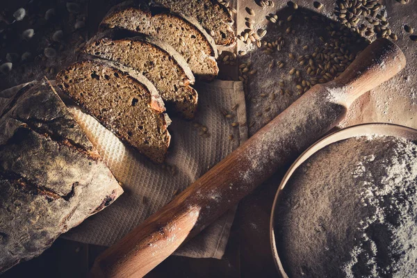 Dilimlenmiş çavdar ekmeği, fındık ve mısır gevreğiyle pişirilmiş.