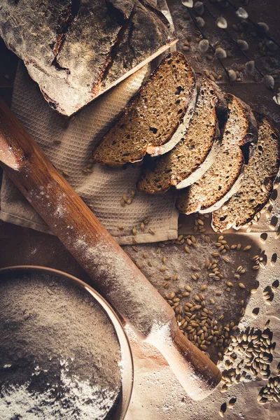 Dilimlenmiş çavdar ekmeği, fındık ve mısır gevreğiyle pişirilmiş.