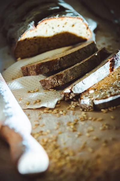 Dilimlenmiş çavdar ekmeği, fındık ve mısır gevreğiyle pişirilmiş.