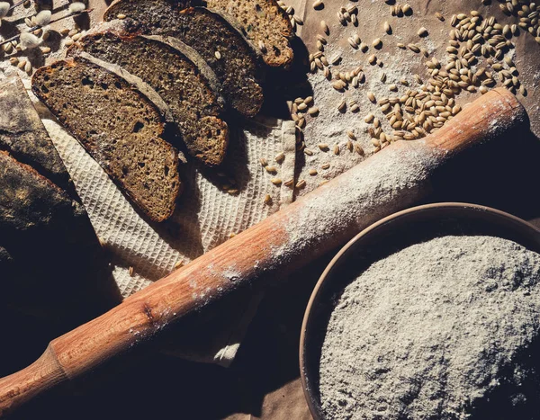 Pane Affettato Segale Cotto Con Noci Cereali All Interno Primo — Foto Stock