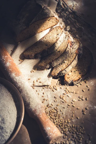 Chleb Żytni Plasterkach Gotowany Orzechami Płatkami Zbożowymi Wewnątrz Stole Bliska — Zdjęcie stockowe
