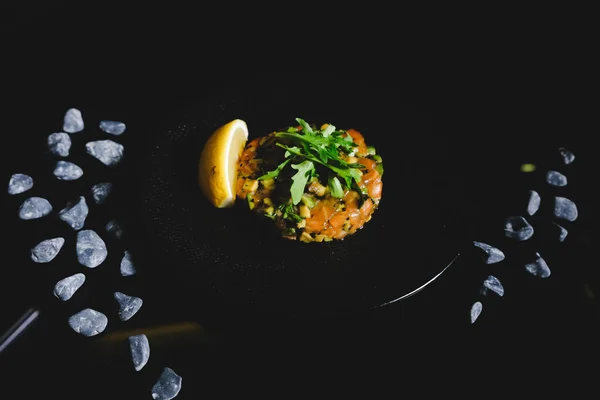 Somon tartare taze çiğ somon balığı, avokado ve limon dilimi ile yapılır. Bu sağlıklı yemek genellikle güzel restoranlarda aperatif olarak sunulur..