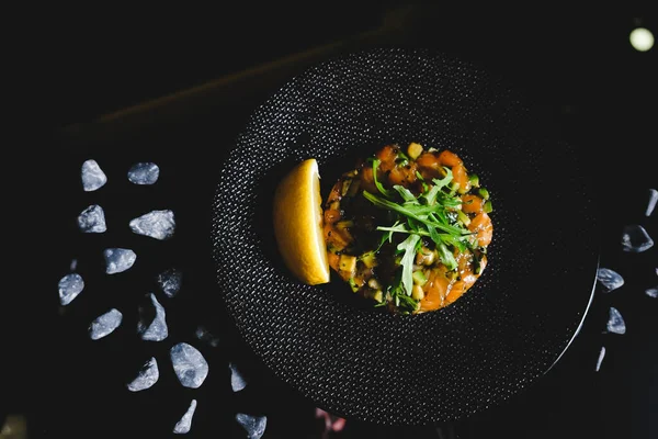 Somon tartare taze çiğ somon balığı, avokado ve limon dilimi ile yapılır. Bu sağlıklı yemek genellikle güzel restoranlarda aperatif olarak sunulur..