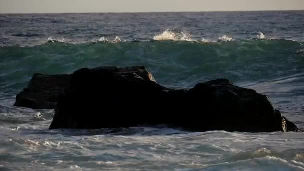 La vague a frappé le rocher au ralenti Séquence Vidéo Libre De Droits