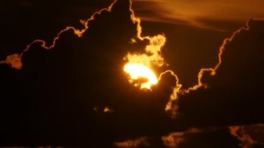 Arkasında bir bulutlar dramatik güzel günbatımı detay .