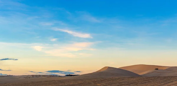 Woestijn zandduinen weg bij zonsondergang — Stockfoto