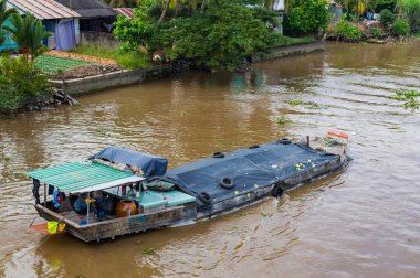 Ahşap kargo teknede Mekong Nehri Deltası