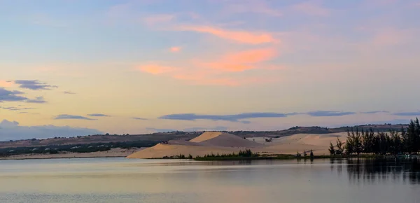 Coucher de soleil panoramique sur un lac parmi les sables du Vietnam — Photo
