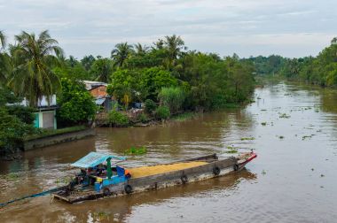 Ahşap kargo teknede Mekong Nehri Deltası