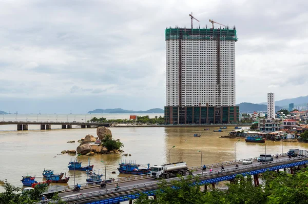 Widok na rzekę Cai i most miasta Nha Trang — Zdjęcie stockowe
