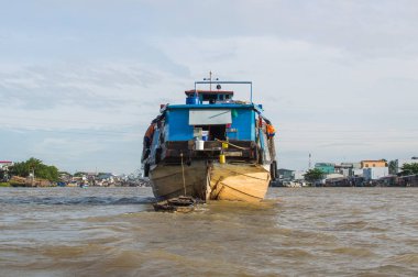 Mekong Nehri üzerinde bir büyük kargo tekne
