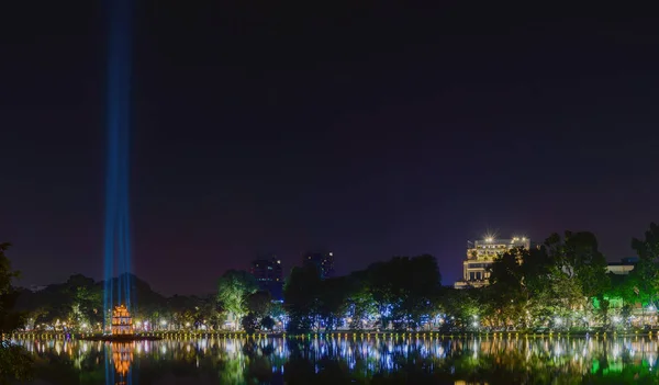 Vista nocturna del lago Hoan Kiem de la espada devuelta — Foto de Stock