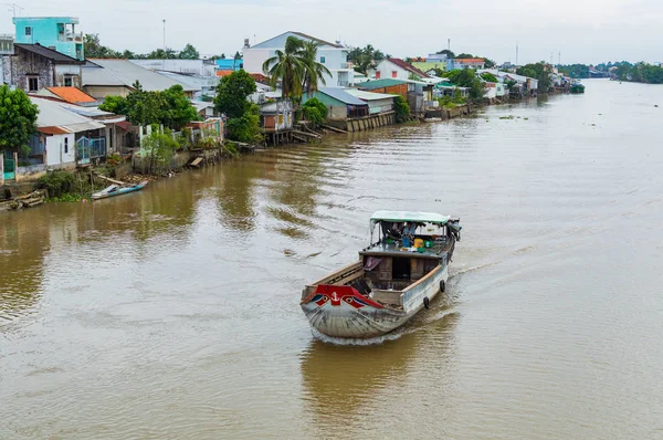 Barco de carga de madera en el delta del río Mekong — Foto de Stock