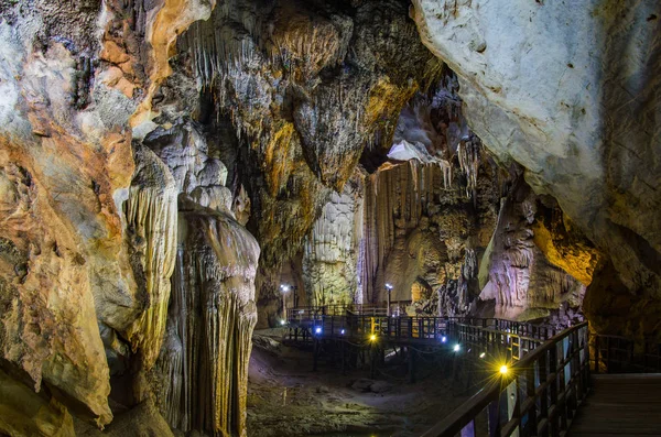 Paradise cave Bo Trach, Quang Binh, Vietnam Imagen De Stock