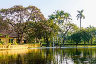 Ho Chi Minh'ın Residence Hanoi, Vietnam için çeşme ile gölet yakınındaki
