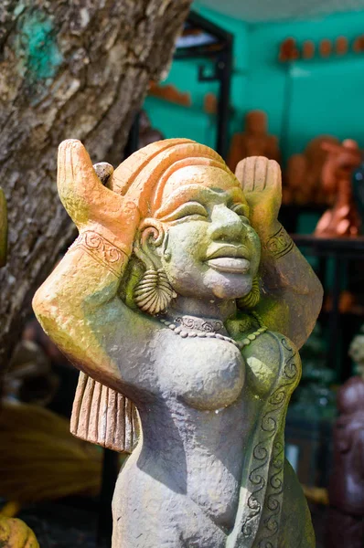 Escultura de piedra de la mujer diosa con labios grandes — Foto de Stock