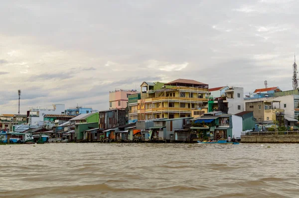 Casas de zancos junto al río en el delta del Mekong — Foto de Stock