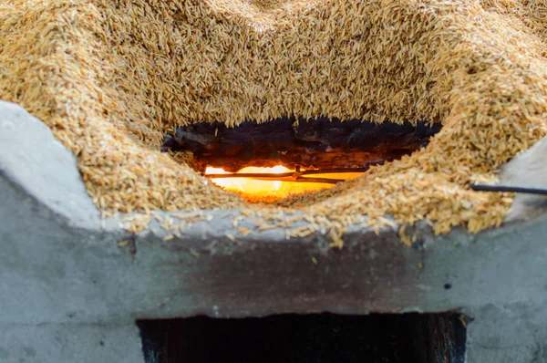 El carbón usado por la cáscara antigua de arroz —  Fotos de Stock