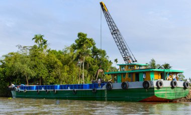 Ahşap kargo teknede Mekong Nehri Deltası