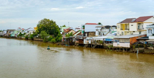 Casas de zancos junto al río en el delta del Mekong — Foto de Stock