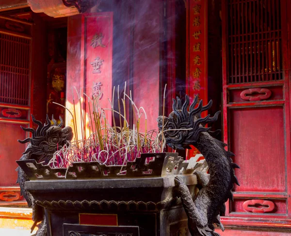 Vela china roja ardiente en el templo — Foto de Stock