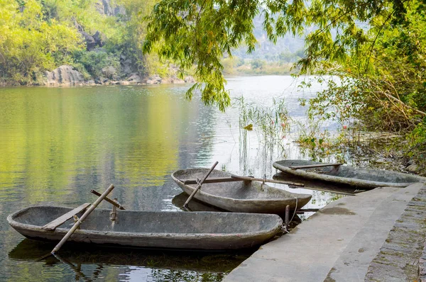 O pequeno cais de barco de viagem de Tam Coc — Fotografia de Stock