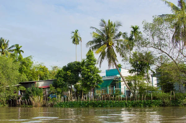 Casas de zancos junto al río en el delta del Mekong — Foto de Stock