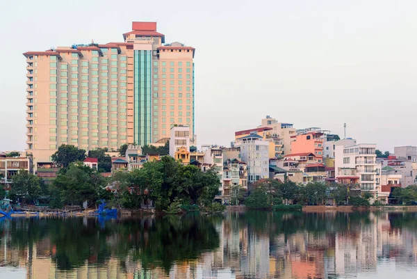 Jezioro truc Bach jezioro w centrum stolicy Wietnamu Hanoi — Zdjęcie stockowe
