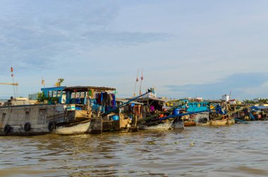 Flooting Pazar Mekong Nehri üzerinde
