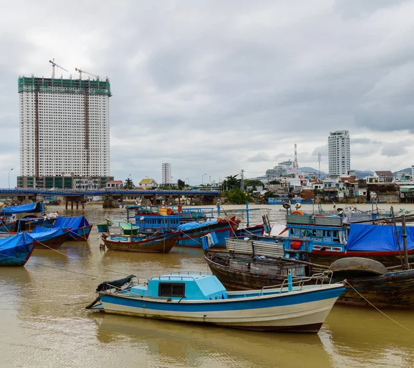 Barcos azules en la bahía de Nha Trang — Foto de Stock