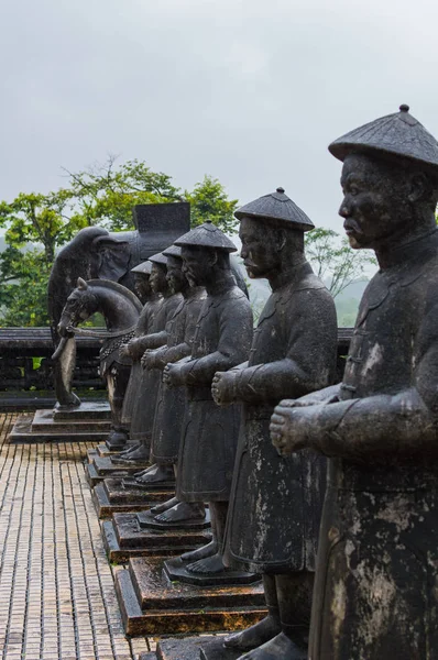 Estatuas de guerreros en Imperial Khai Dinh — Foto de Stock