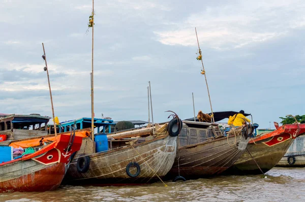 Barco de carga de madera en el delta del río Mekong — Foto de Stock