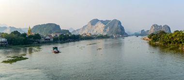 MAVNA kum yük taşıyan nehrin üzerinde hareket eder.