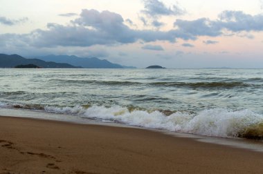 Deniz manzara. Akşam sahilde.