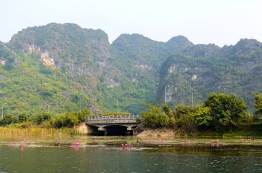 Tam Coc nehirde taş köprüde