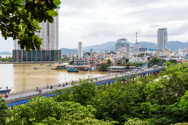Widok na rzekę Cai i most miasta Nha Trang — Zdjęcie stockowe
