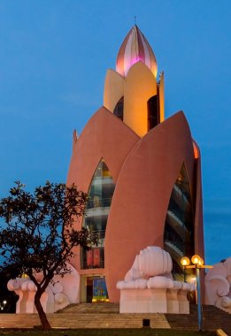 Kule Lotus. Nha Trang alacakaranlıkta